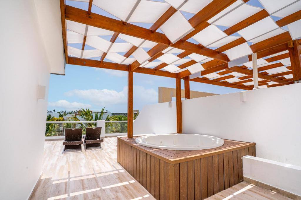 Bakour Punta Cana Suites: Hot tub