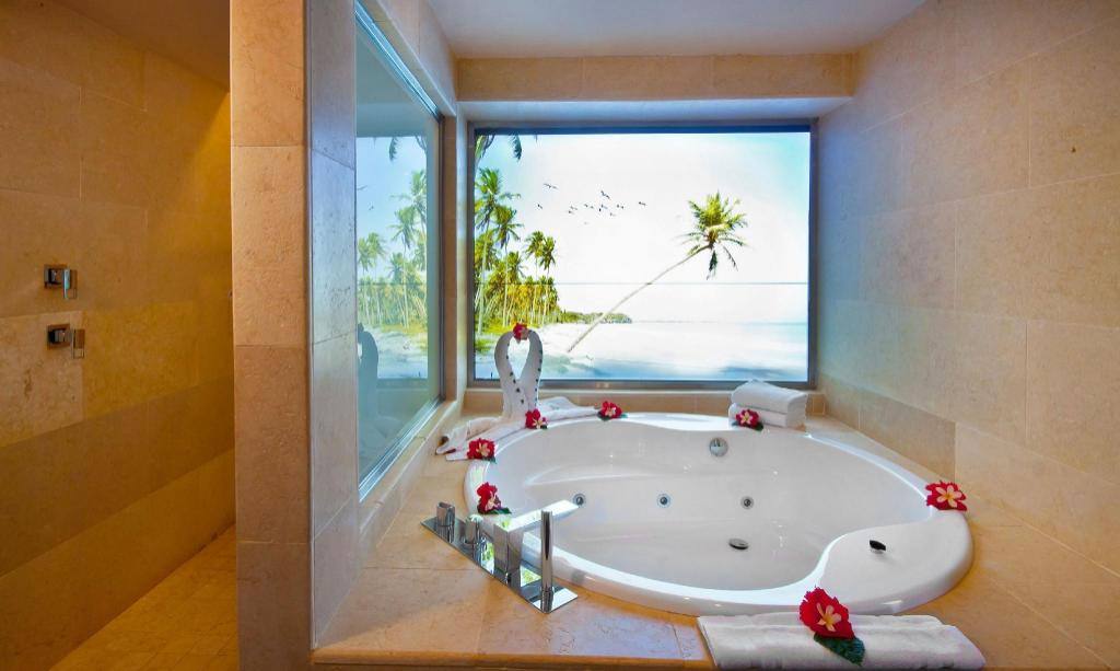 Catalonia Royal Bavaro: Bathtub