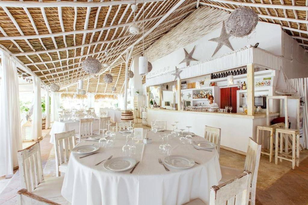 Ducassi Suites Beach Club & Spa Rooftop Pool: On-site dining