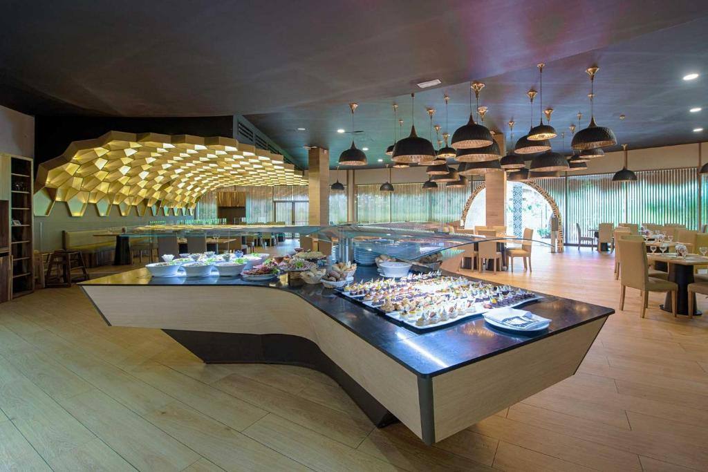 Grand Sirenis Punta Cana Resort & Aquagames: Food and beverages
