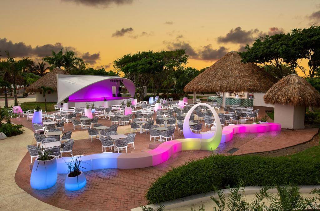 Grand Sirenis Punta Cana Resort & Aquagames: Bar/lounge