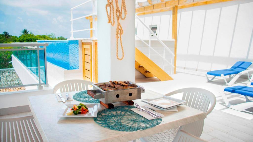 Hotel Capriccio Mare: Poolside bar