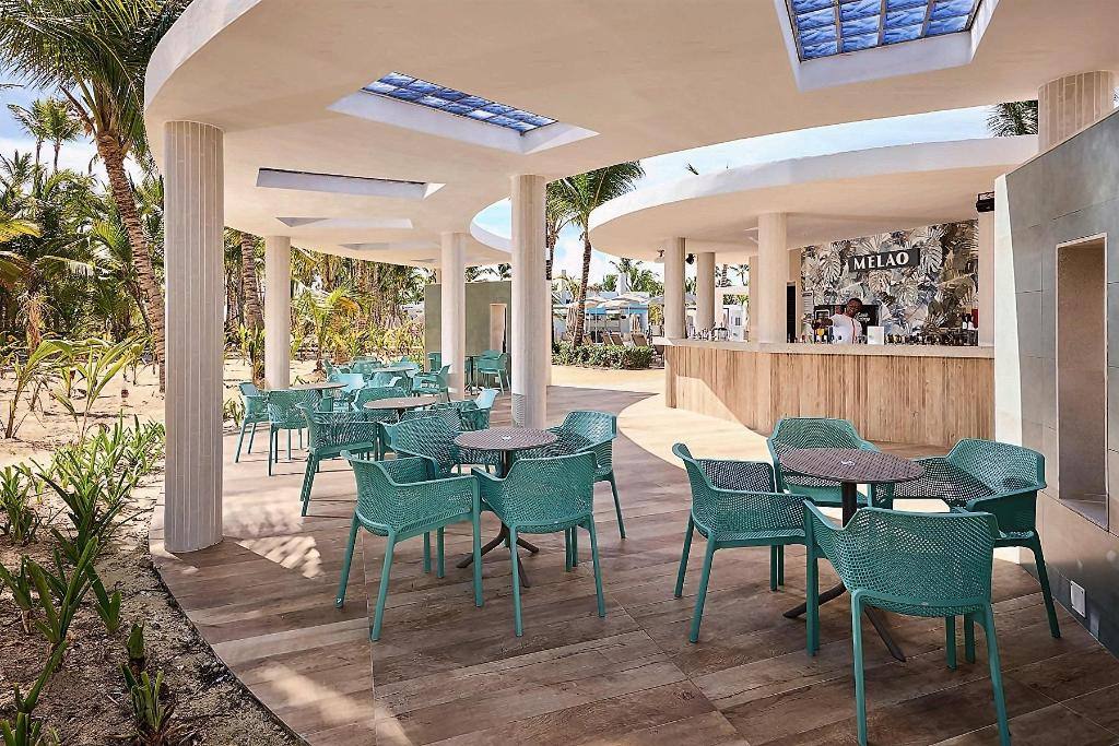 Hotel Riu Palace Bavaro: Poolside bar