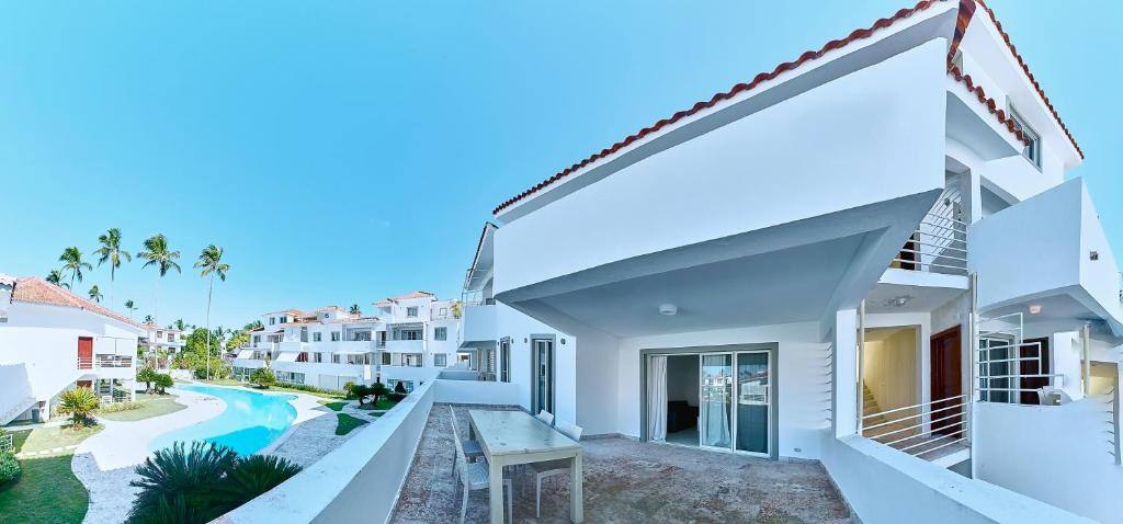 Los Corales Village: Balcony/terrace