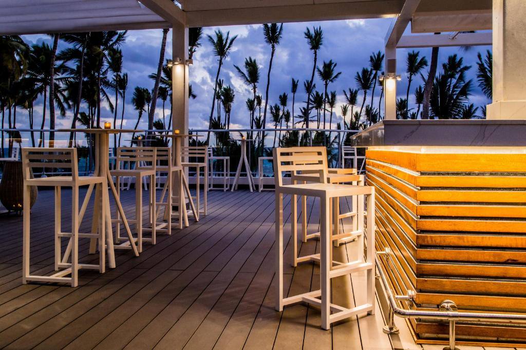 Melia Punta Cana Beach: Poolside bar