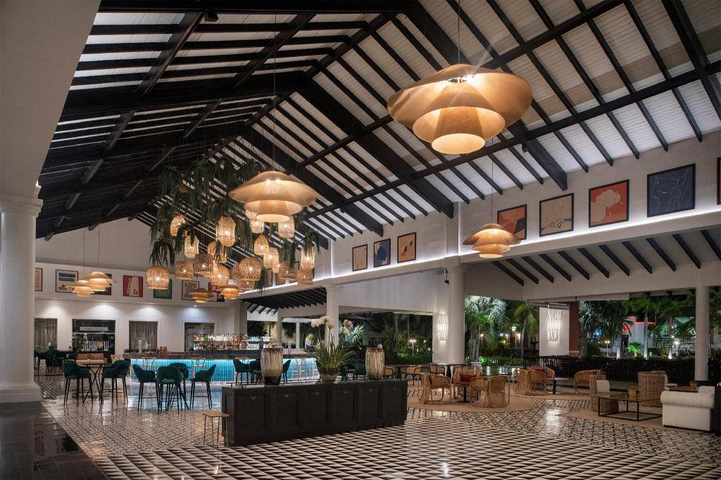 Ocean Blue & Sand: Lobby