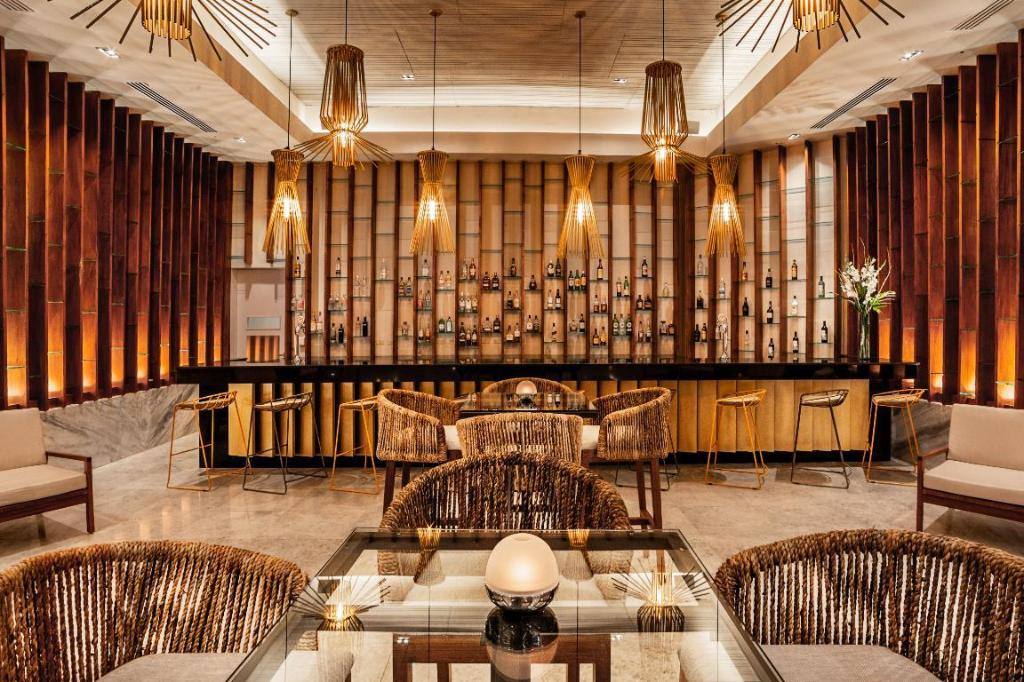 Secrets Royal Beach Punta Cana: Bar/lounge
