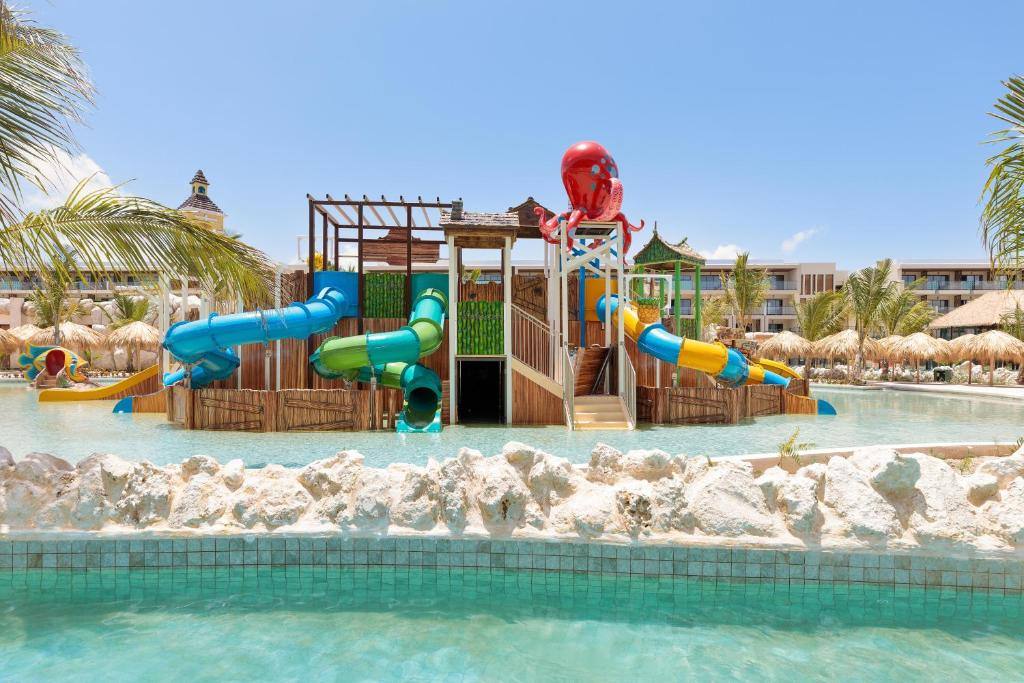 Serenade Caribe Club Family & Beach Resort: Swimming pool