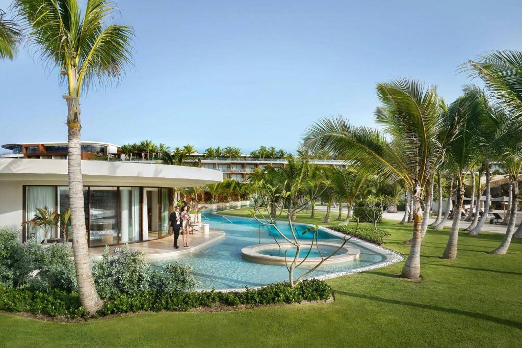 The St. Regis Cap Cana Resort: Swimming pool