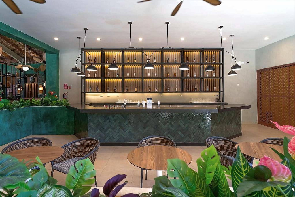 Tropical Deluxe Princess: Bar/lounge